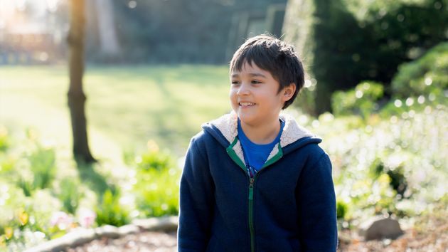 Un niño feliz en el campo