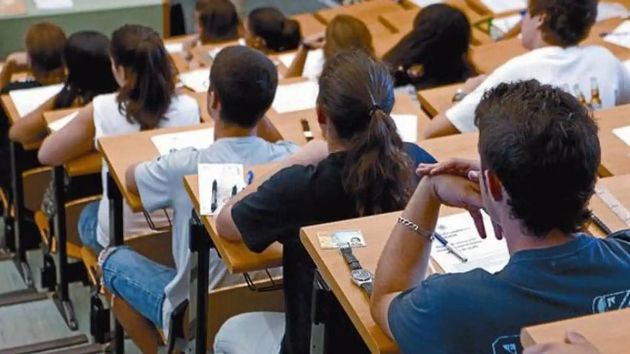 Varios alumnos haciendo un examen de la PAU