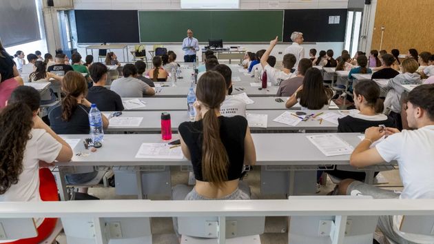 varios alumnos haciendo el examen de la PAU