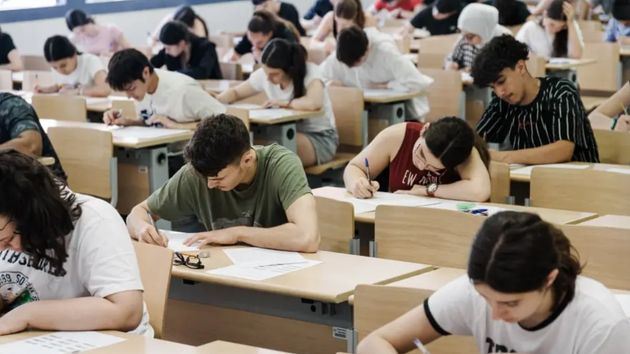 varios estudiantes haciendo el examen de la PAU