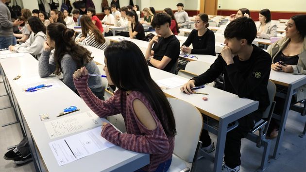 Varios estudiante realizan el examen de la PAU