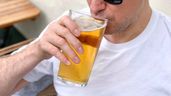 un hombre bebiendo cerveza
