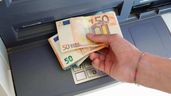 Persona sacando dinero en un cajero automático