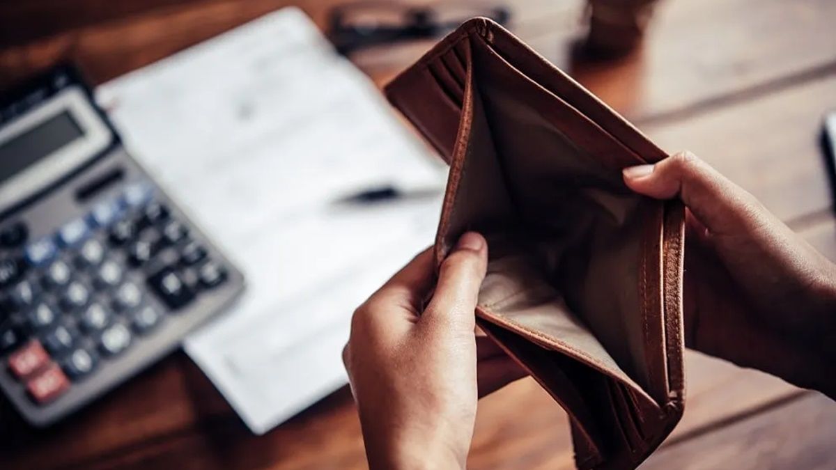 Ni 1.000 ni tampoco 500 euros: Con qué ingresos se considera que una persona es pobre en España Pobreza en España
