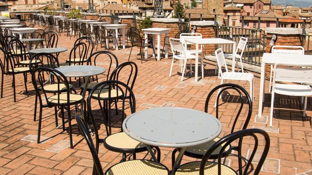 Mesas y sillas en una terraza 