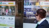 Una jubilada pasa delante de una agencia de viajes