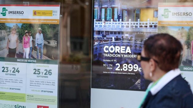 Una jubilada pasa delante de una agencia de viajes