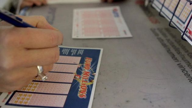 Una mujer rellena una cartilla de Euromillones