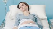 paciente acostada en la cama de un hospital