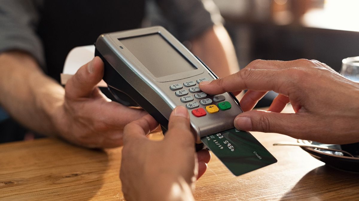 pagando tarjeta credito datafono