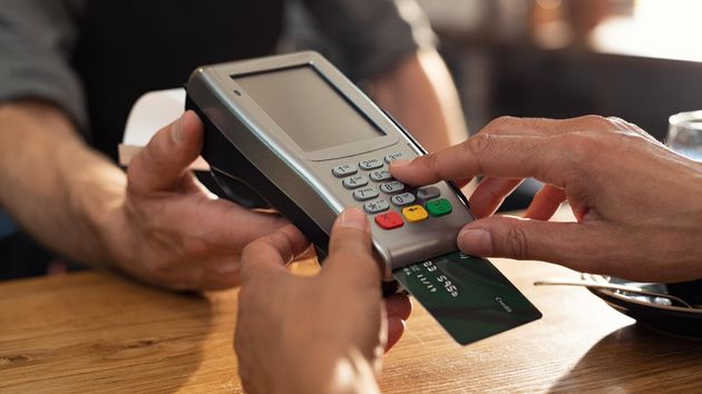 Una mujer hace una compra de 22 euros con una tarjeta equivocada y acaba multada con 6.000 euros Una mujer hace una compra de 22 euros con una tarjeta equivocada y acaba multada con 6.000 euros