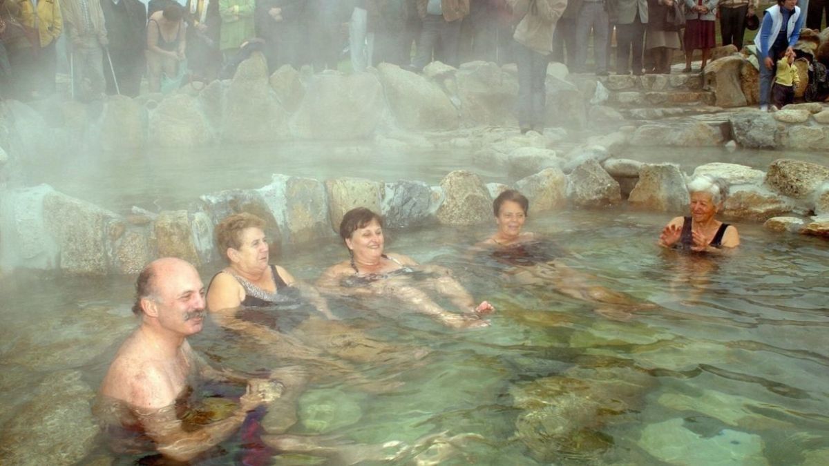 Grupo de mayores disfrutando de las aguas termales medicinales. Mayores en poza termal
