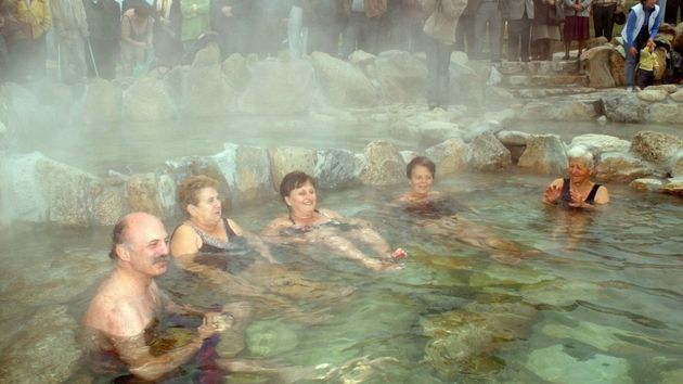 El pueblo perfecto para la jubilación: tiene aguas termales gratis al lado de la playa