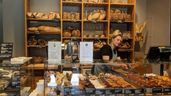 Empleada trabajando en una panadería