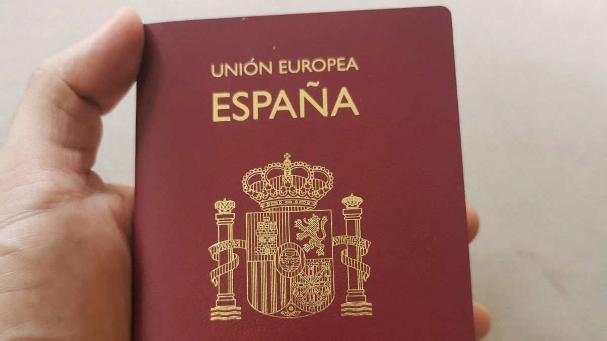 Pasaporte español en la mano Pasaporte español en la mano