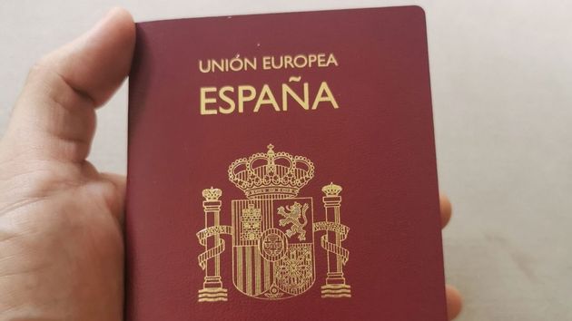 Pasaporte español en la mano