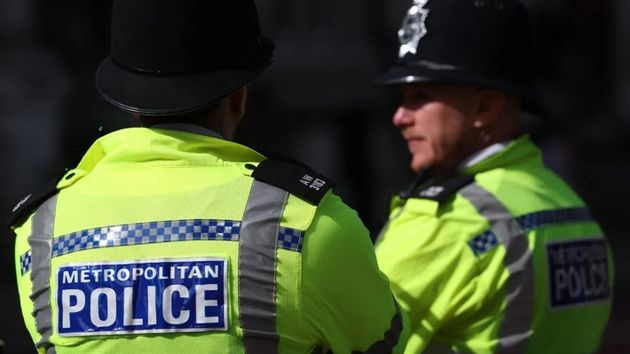 Despiden a un policía británico por falsear más de 100 horas de teletrabajo: dejaba pulsada la tecla Z de su ordenador para simular que había actividad