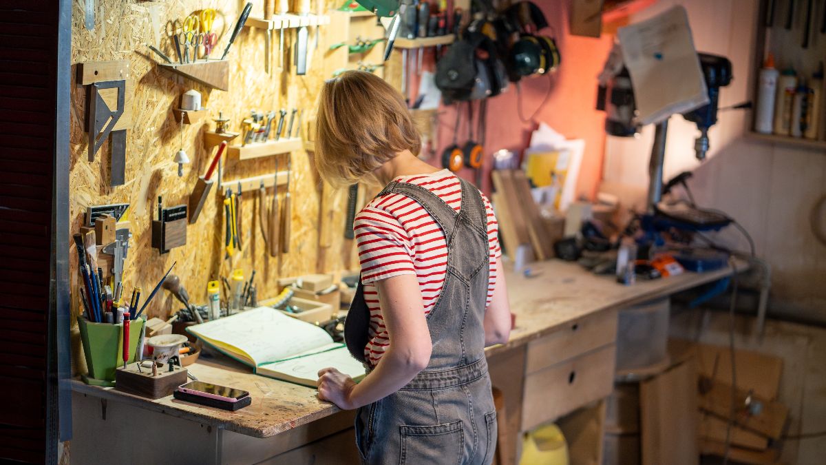 El 85% de las pymes españolas aumenta sus ingresos por una mayor presencia en internet Mujer trabaja en taller