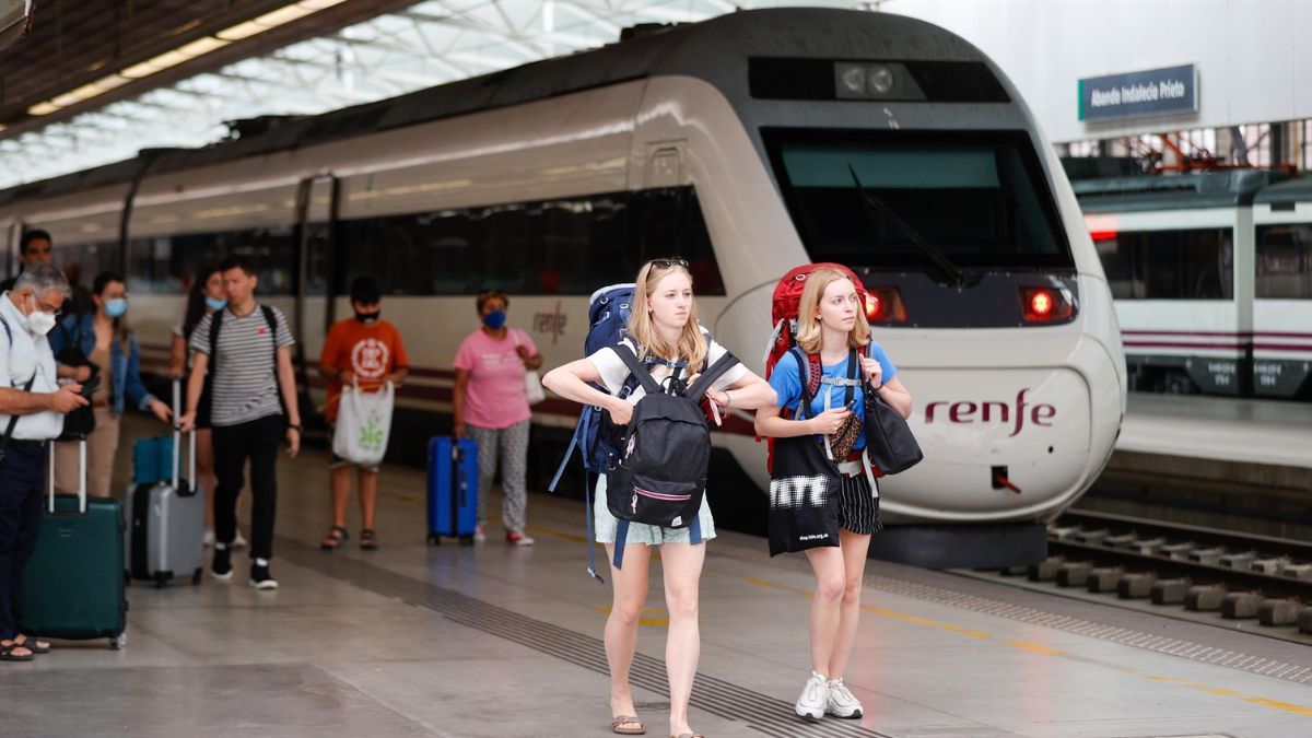 Personas en una estación de tren Personas en una estación de tren