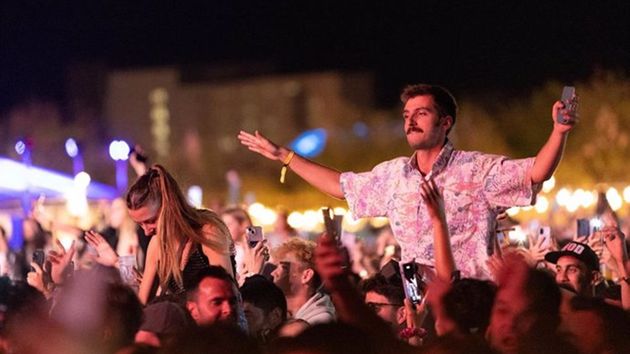 El público atiende el concierto del cantante Quevedo durante su actuación en el Mallorca Live Festival
