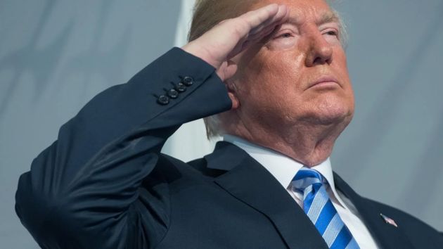 Donald Trump hace saludo militar