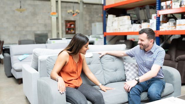 Dos personas comprando muebles en un almacén