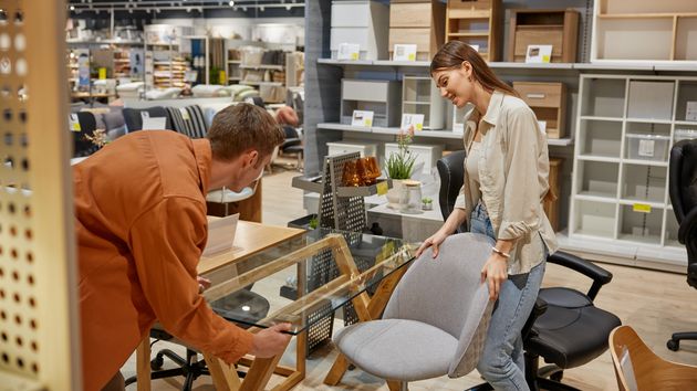 Dos personas comprando muebles en un almacén