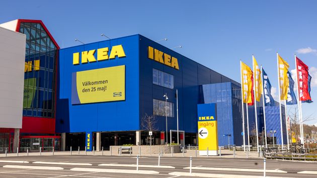 Dos personas comprando muebles en un almacén