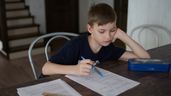 Un niño haciendo los deberes en casa