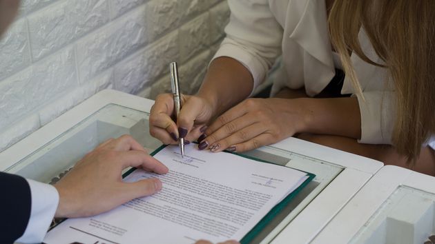 Dos personas firmando un contrato de trabajo