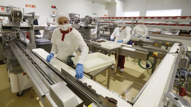 Trabajadores en una fábrica