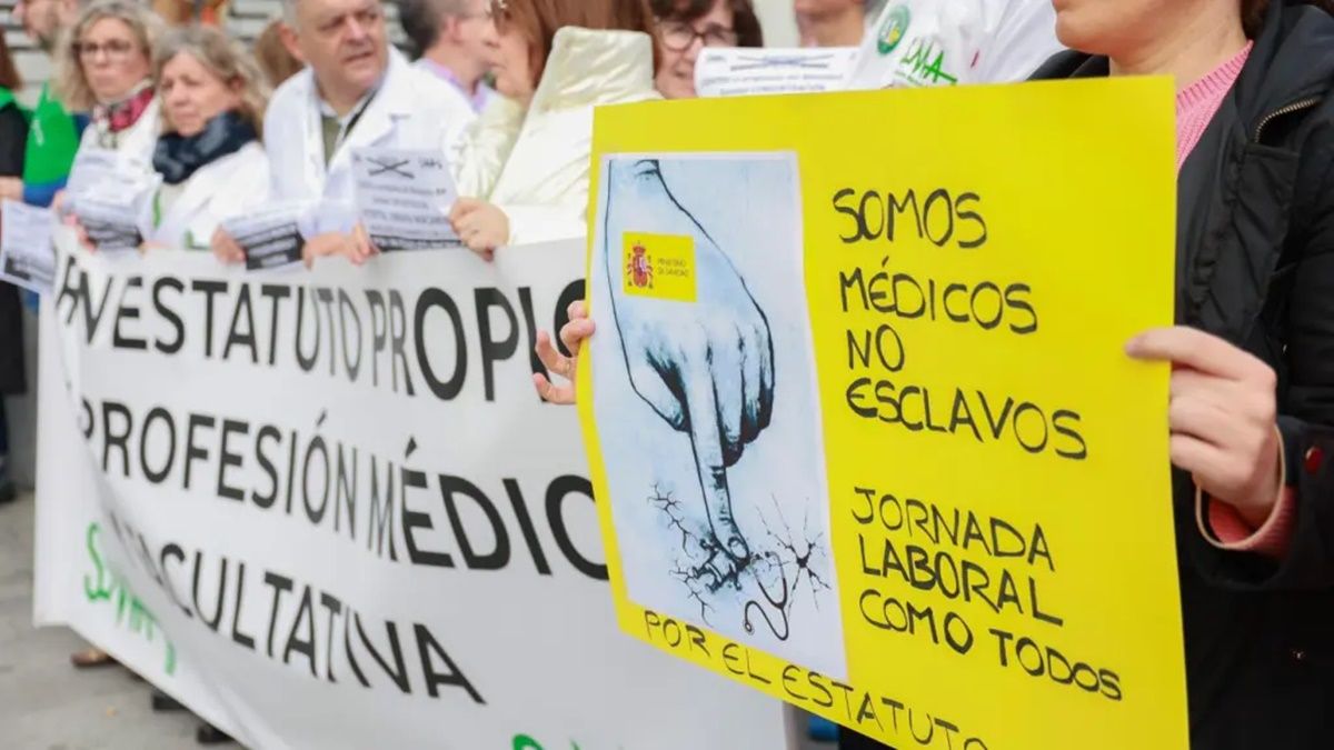 Médicos de toda España contra el nuevo Estatuto Marco: "Si eres médico, trabajas 24 horas..." Un grupo de médicos se concentra contra la propuesta de Estatuto Marco del Ministerio de Sanidad
