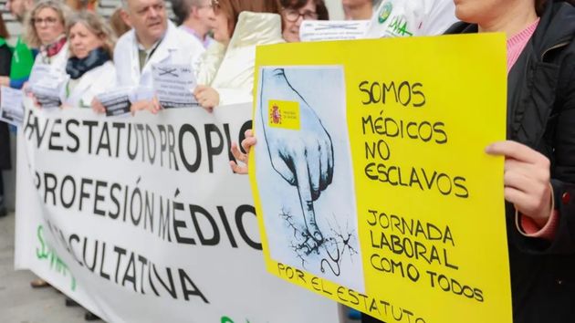 Un grupo de médicos se concentra contra la propuesta de Estatuto Marco del Ministerio de Sanidad