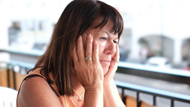 Mujer triste pensativa