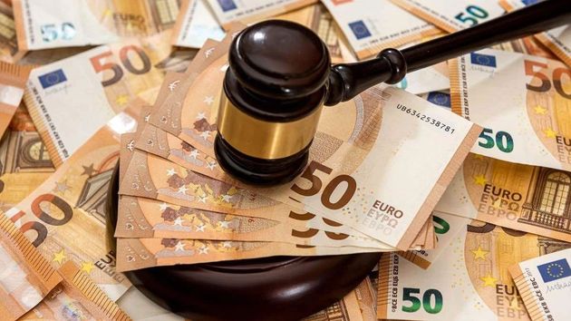 Mazo de juez sobre billetes de euro 