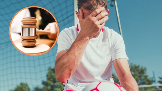 Futbolista con mazo de juez