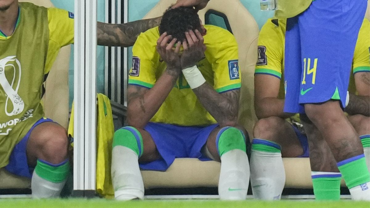Jugador de Brasil llorando. Futbolista lesionado