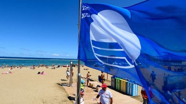 Andalucía vuelve a ser la comunidad que más nuevas banderas azules suma en sus playas para este verano