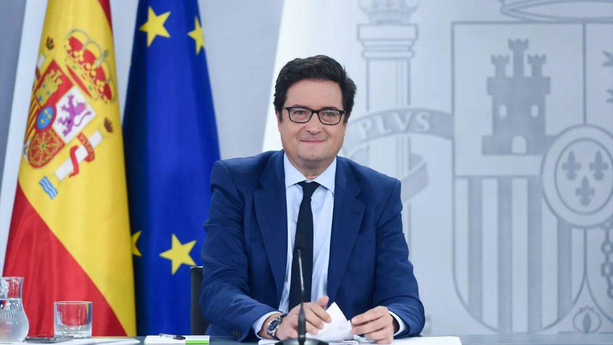 Nuevo permiso retribuido para funcionarios con hijos gravemente enfermos: ya está aprobado por el Gobierno Ministro Óscar López