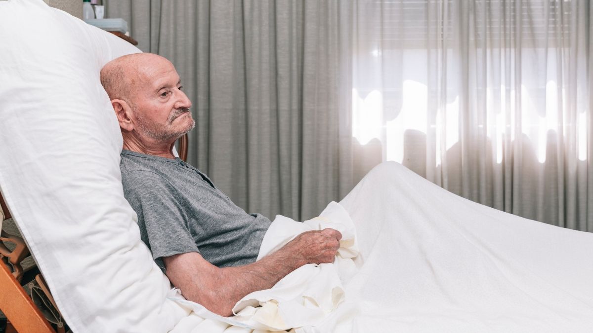 El dueño de un restaurante ‘humilla’ a un cliente con cáncer terminal y ahora tiene que pagar 800 euros a su viuda Un hombre enfermo en una cama