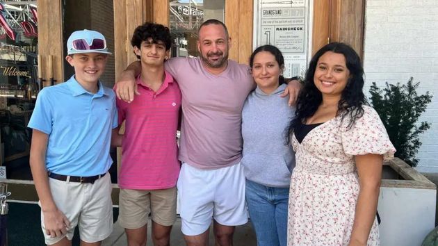 Fui padre adolescente y tenía que vivir de cupones de alimentos: ahora que soy multimillonario, me resulta muy difícil enseñar a mis hijos a valorar el dinero