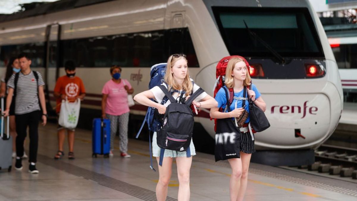 Jóvenes en una estación de tren Jóvenes en una estación de tren