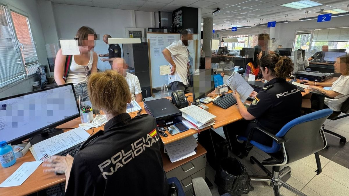 Agentes atendiendiendo Agentes atendiendiendo