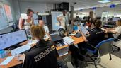 Agentes atendiendiendo