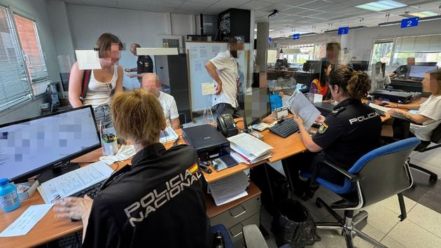 Agentes atendiendiendo