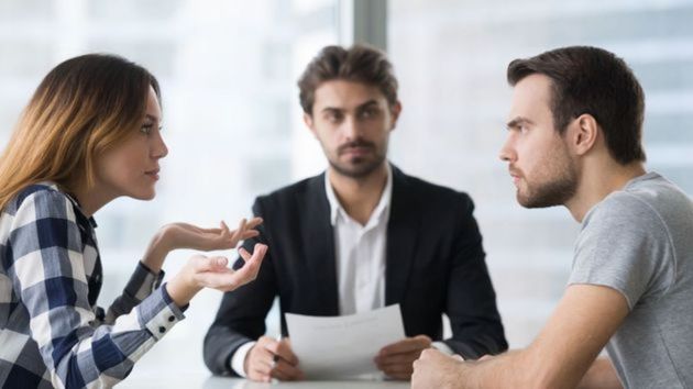 Una pareja discutiendo