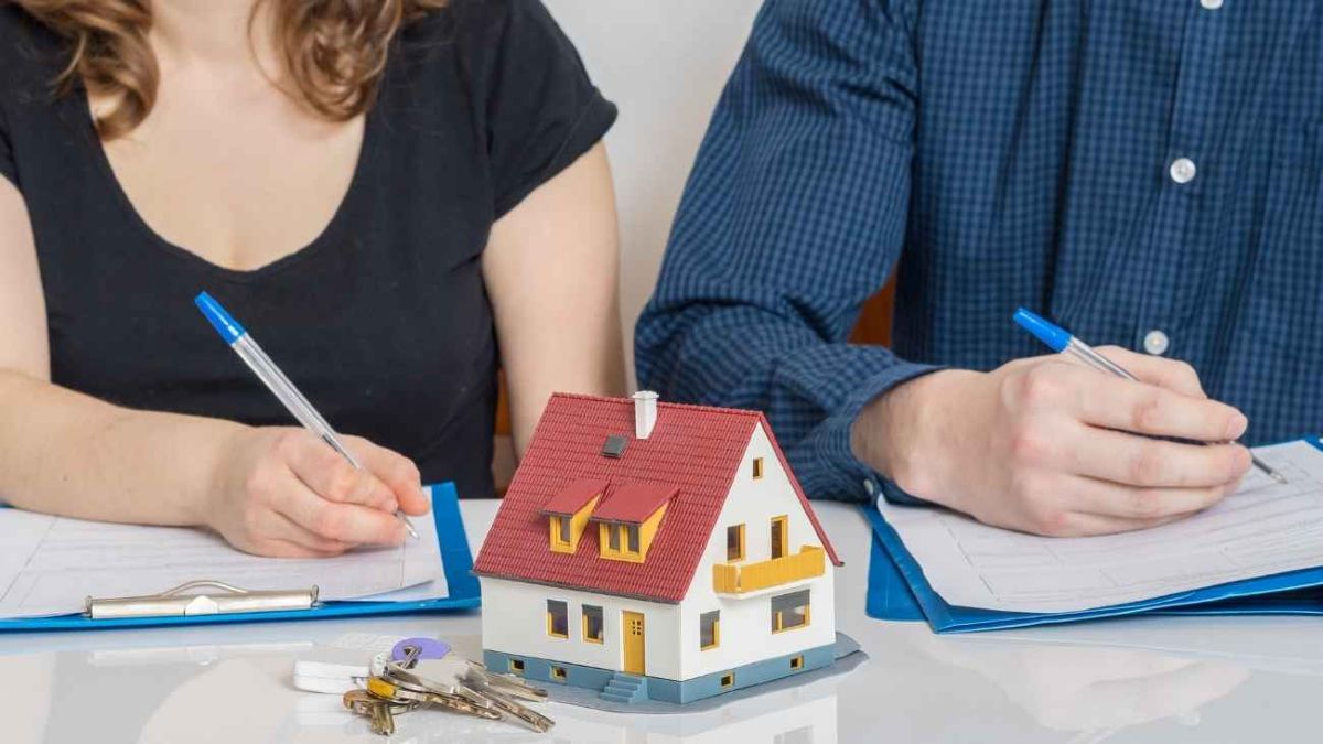 Personas firmando los documentos de una casa Personas firmando los documentos de una casa
