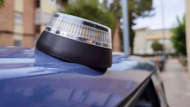 La señal de emergencia V16, que sustituirá a los triángulos del coche, ya está a la venta: ¿cómo son las que hay que comprar?