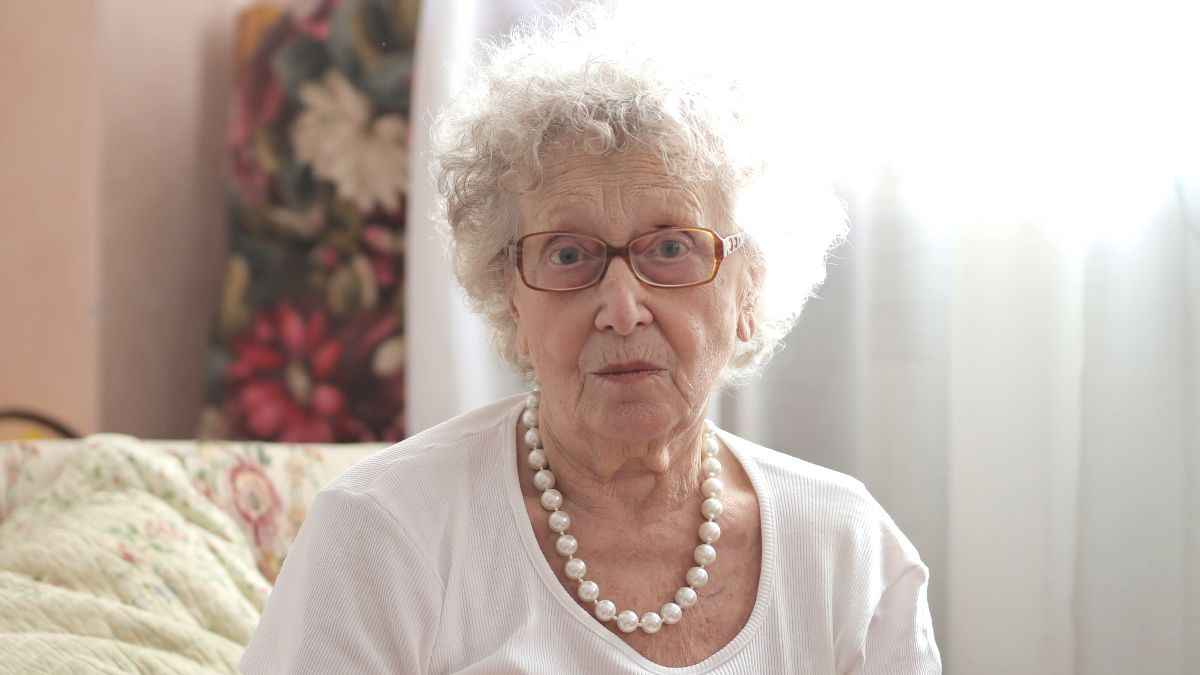 Una mujer anciana Anciana en su casa