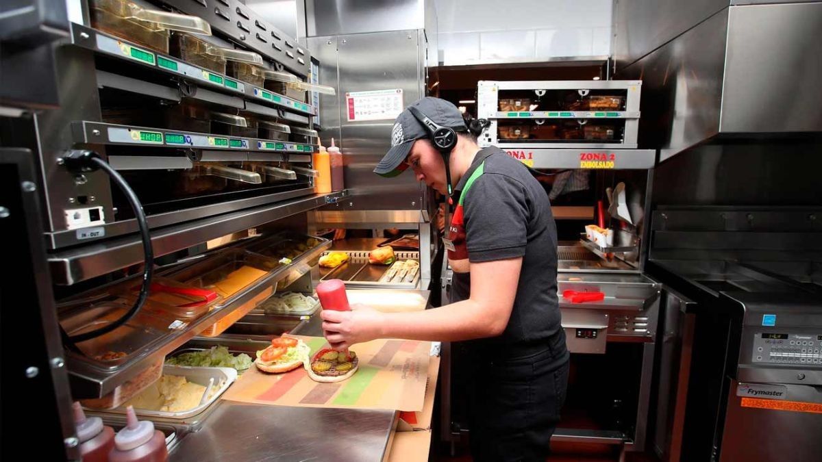 Un trabajador de Burger King Un trabajador de